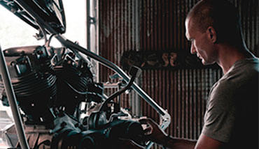 mecánico en el taller con una moto